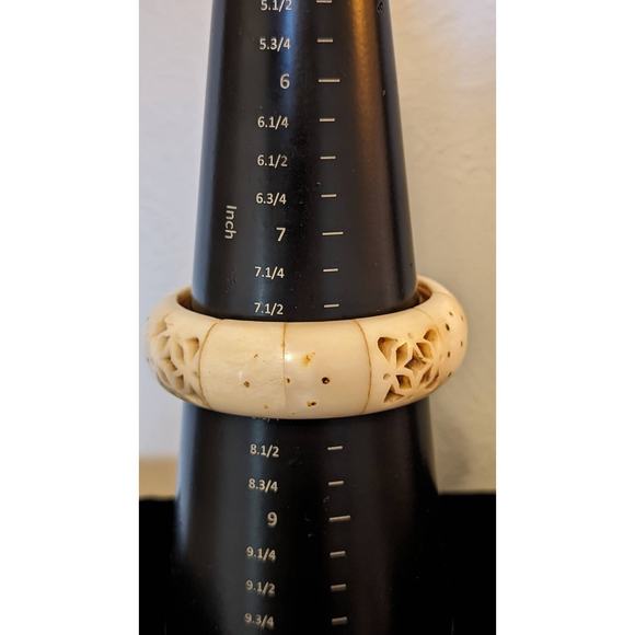 Vintage 50s Art Deco Cream Carved Bone Chunky 8" Bangle Bracelet - Picture 7 of 10